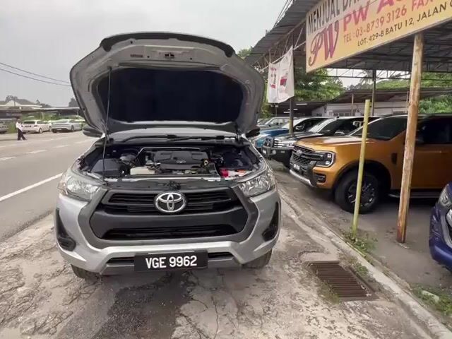 Toyota HILUX 2.4(A)REVO E D/C VNT 6PSD 4X4 Pickups - 1