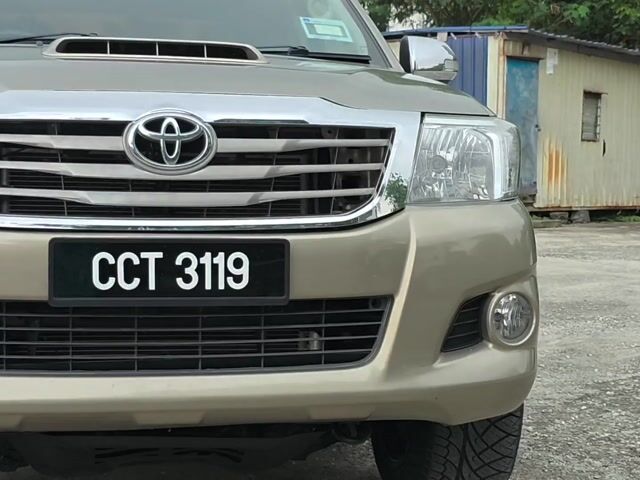 2011 Toyota HILUX 2.5 G FACELIFT (A) - 1