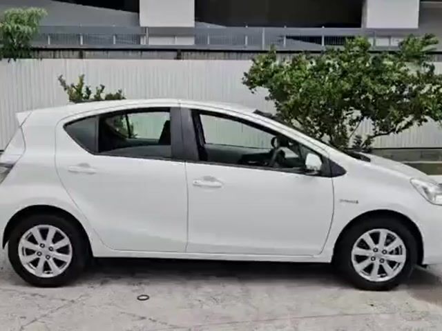 Toyota prius c 1.5 one ower year 2013 - 1