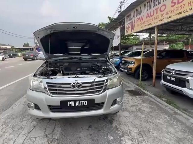 Toyota HILUX 2.5(M)VIGO D/C G VNT 5SPD 4X4 pickups - 1